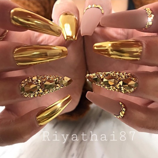 Gold New Years nails 1