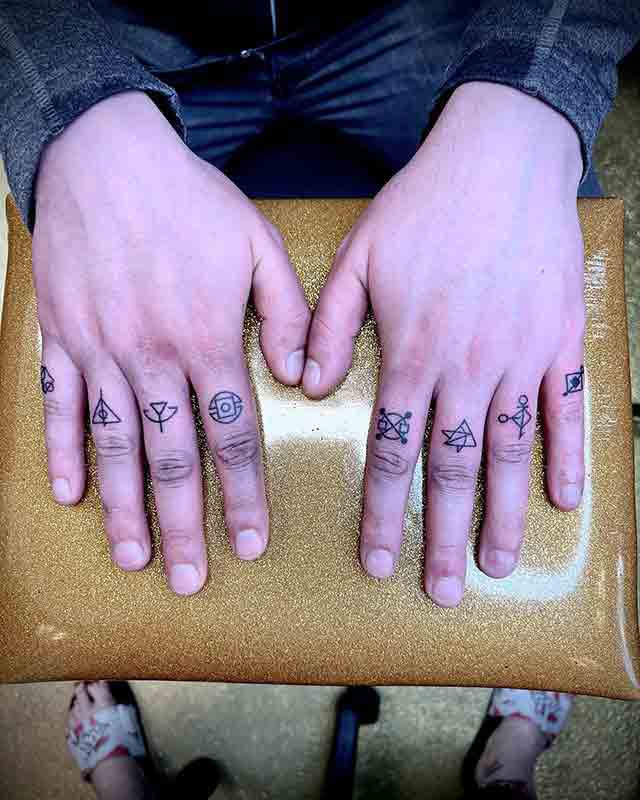 40 Coolest Finger Tattoos Ideas For Men 13