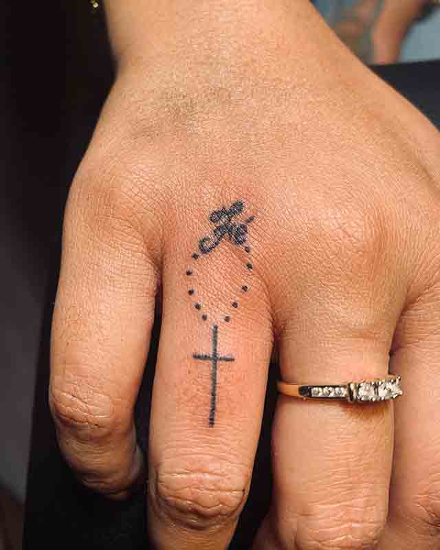 40 Coolest Finger Tattoos Ideas For Men 19