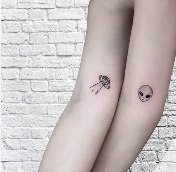 tatuagem casal nave e alien