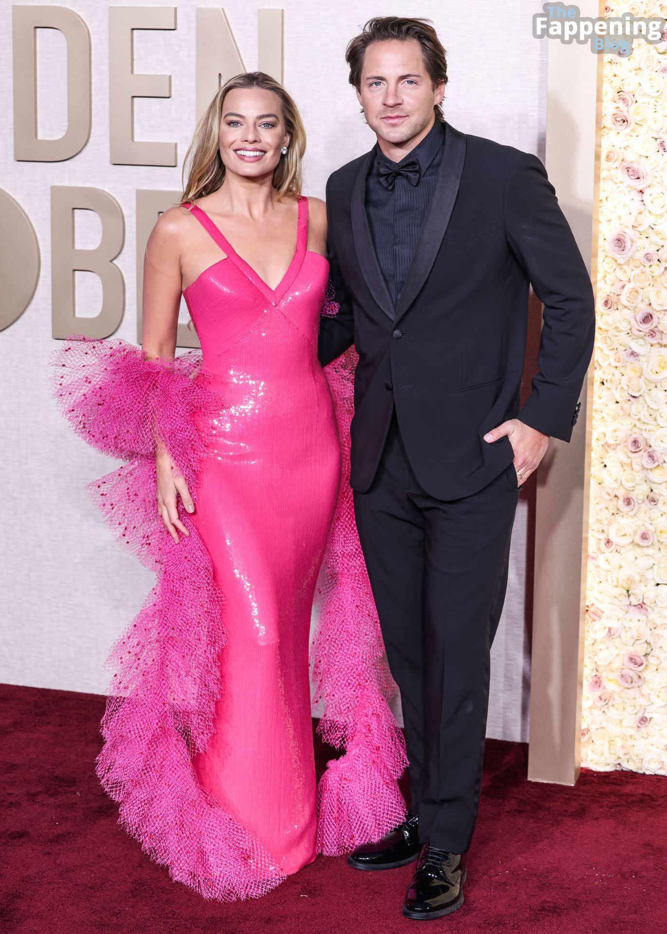 Margot Robbie Looks Beautiful in a Pink Dress 010