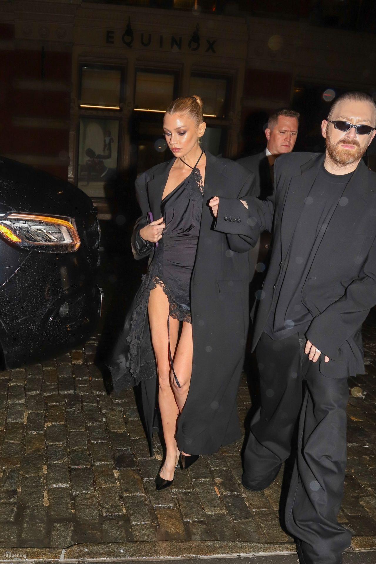 Model Stella Maxwell's outfit at Met Gala 004