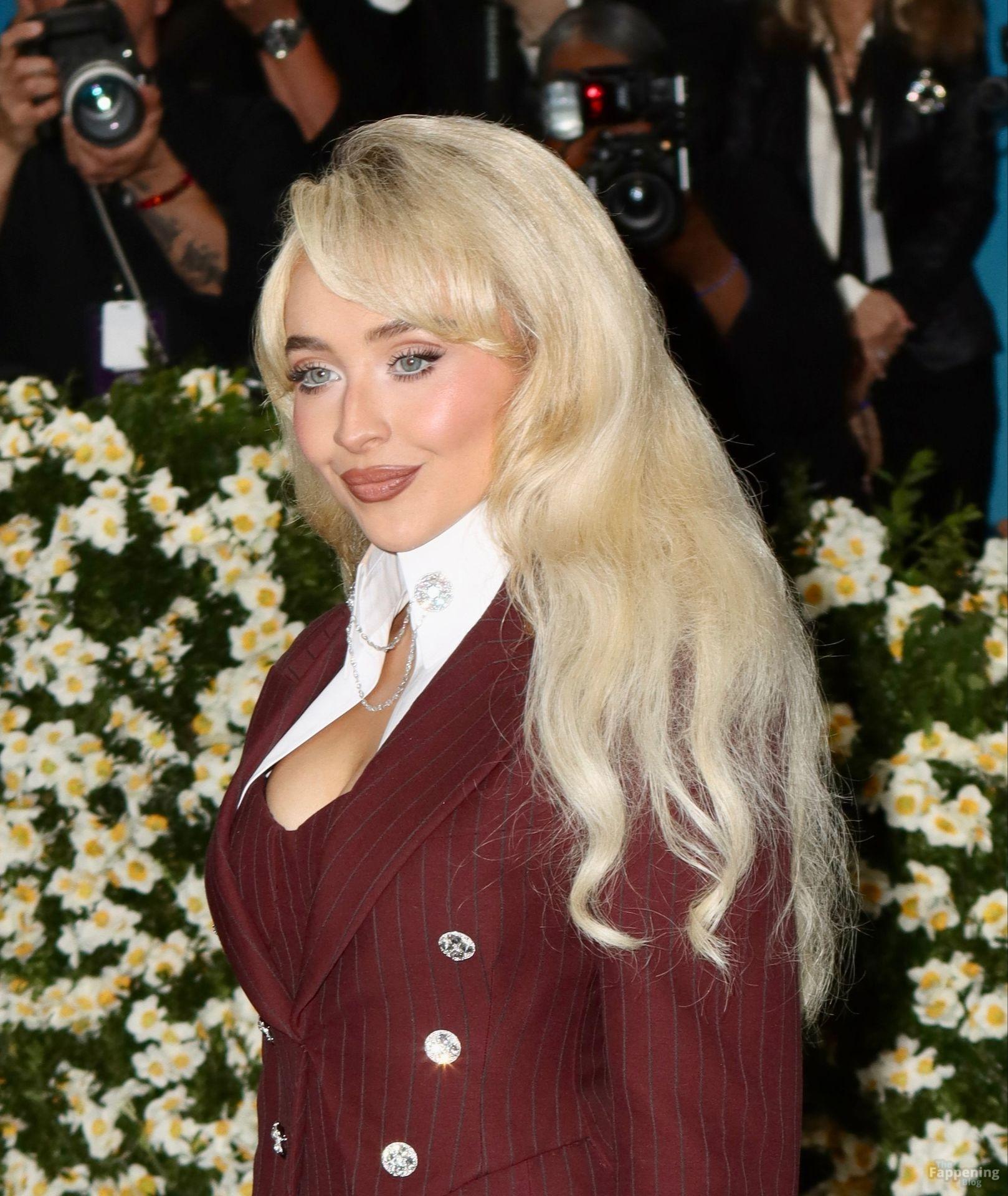 Sabrina Carpenter's outfit at the 2025 Met Gala 007