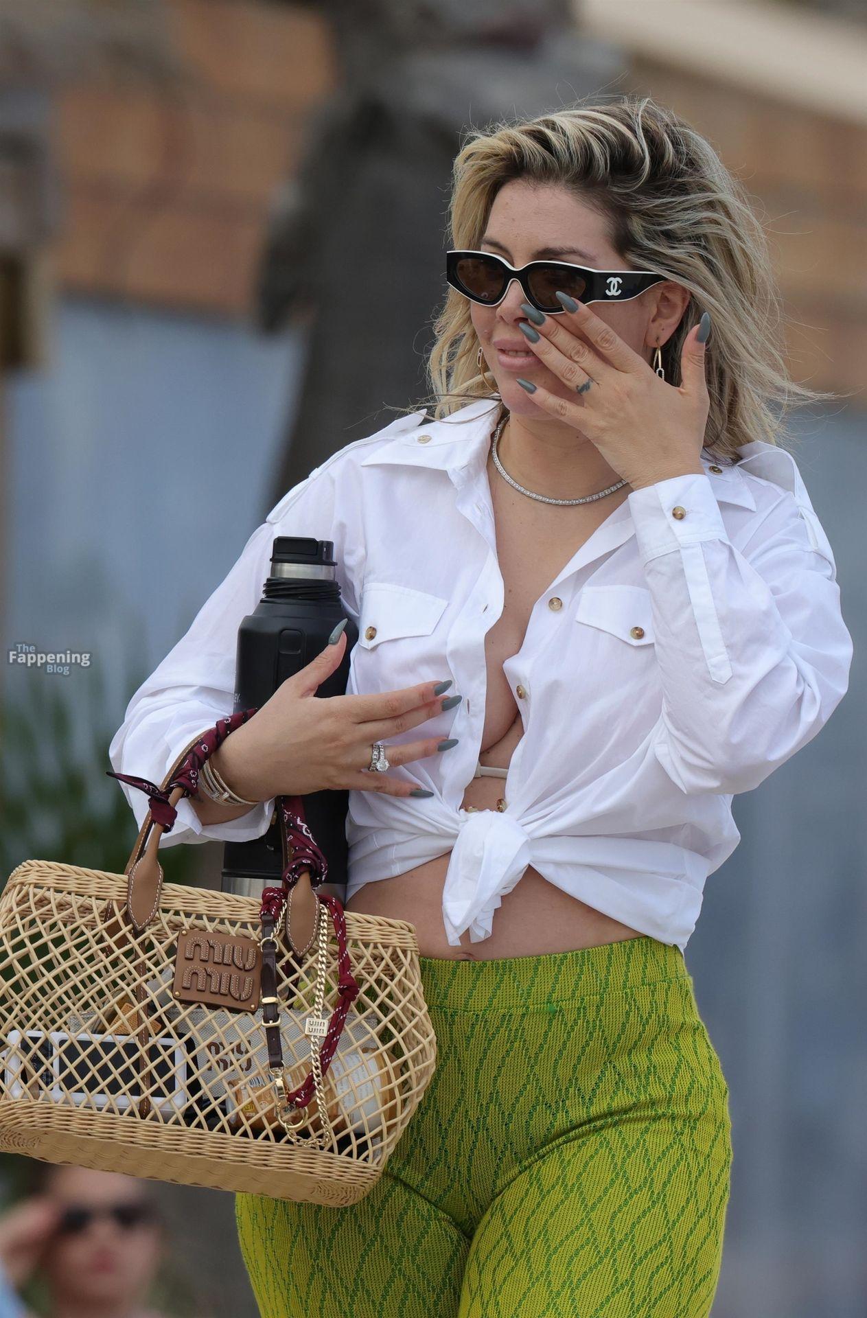 Wanda Nara's outfit Enjoys Beach Day in Ibiza 005